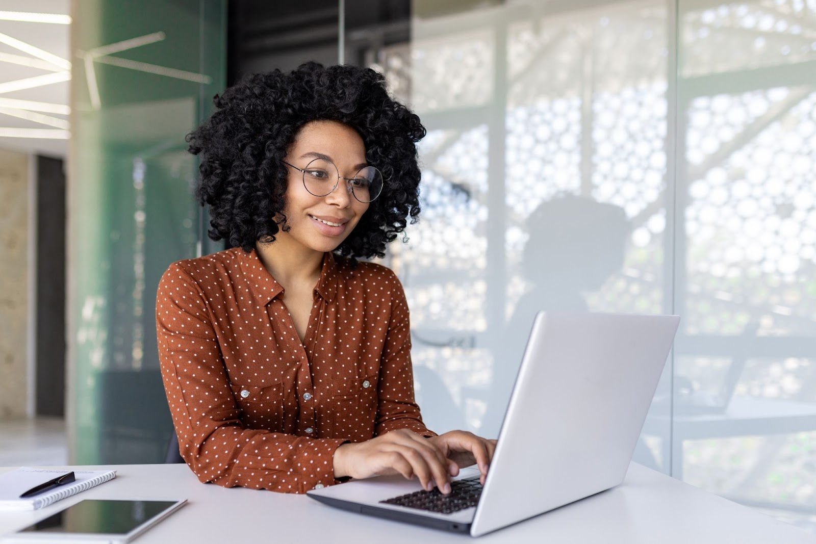 worker setting up OOO message for her absence