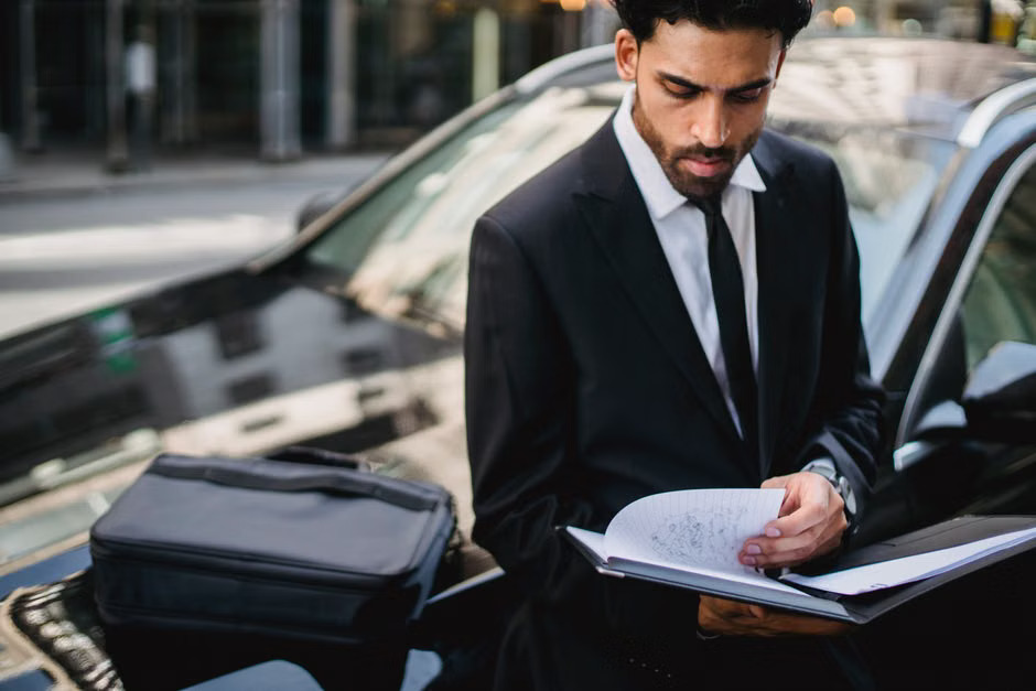 Mobile notary using the best notary journal app on a smartphone at a client signing in 2026